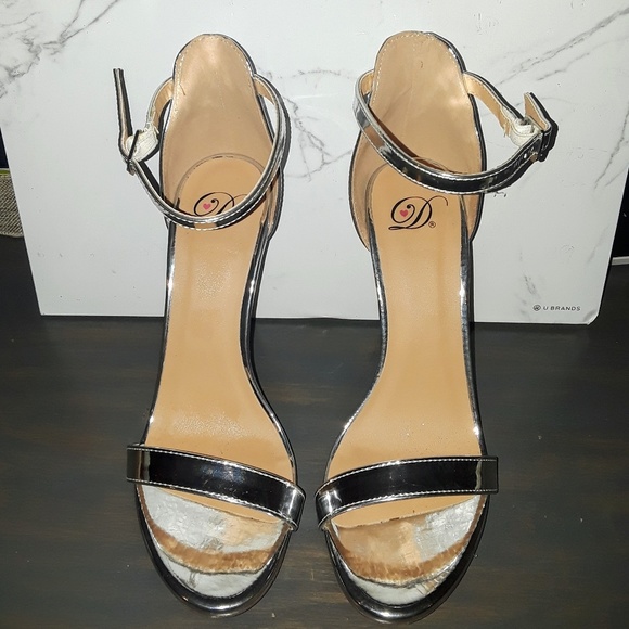 Silver heels - Picture 1 of 3